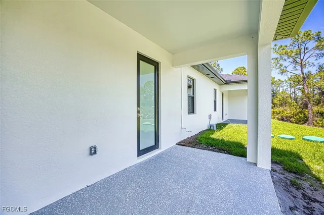 a view of a house with porch and a yard