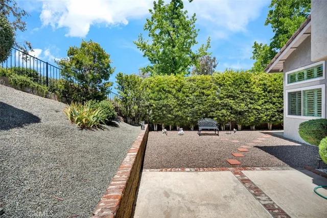 a view of a backyard