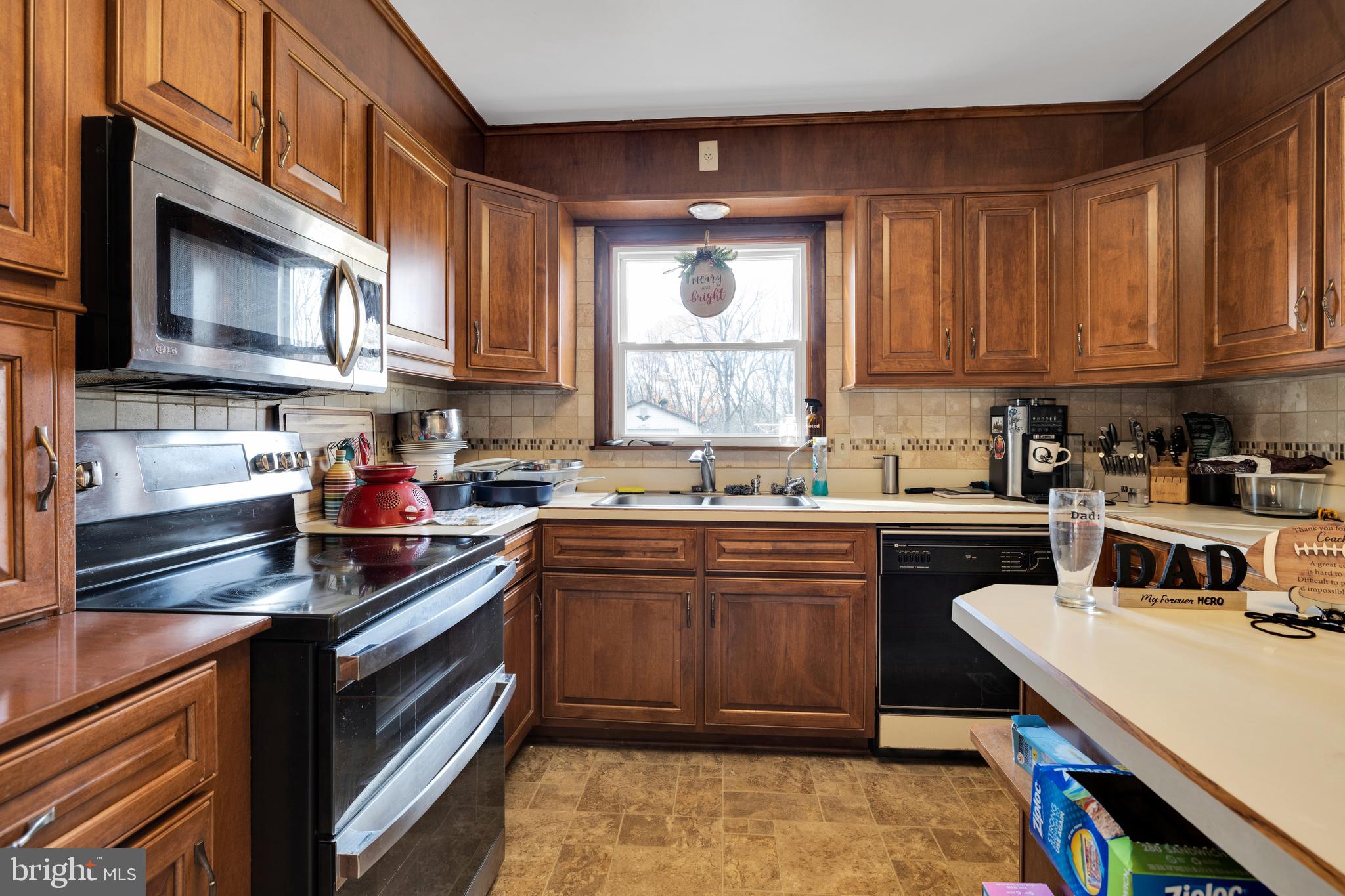 21 Timber Road Carlisle, PA 17015 - Photo 9 of 32 Kitchen with all appliances