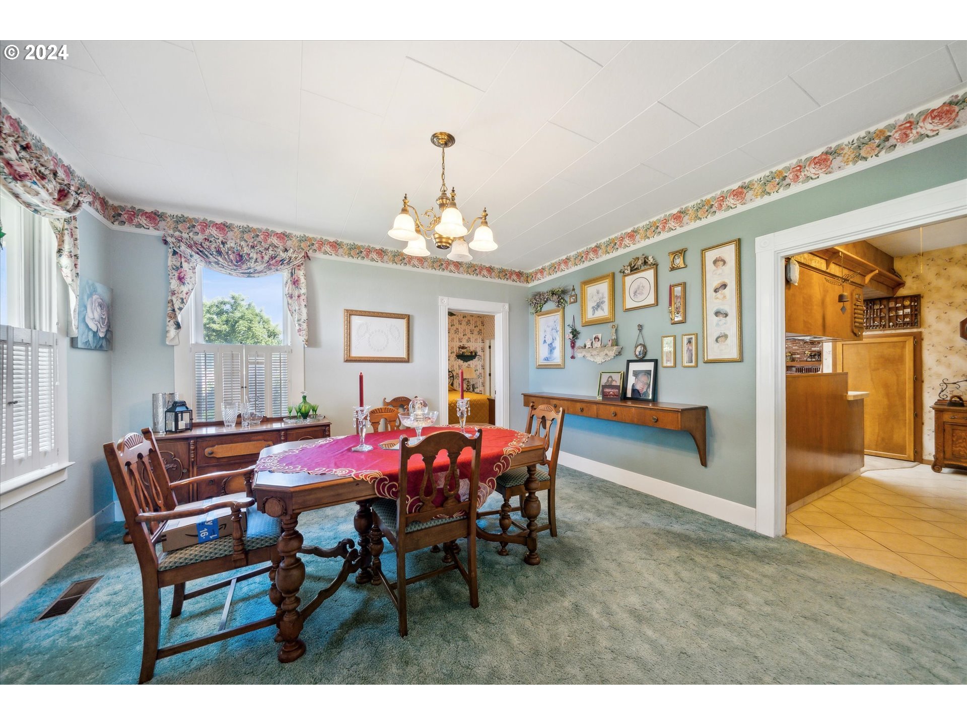 12996 Downs Road Northeast Mount Angel, OR 97362 - Photo 25 of 35 a view of a dining room with furniture and chandelier