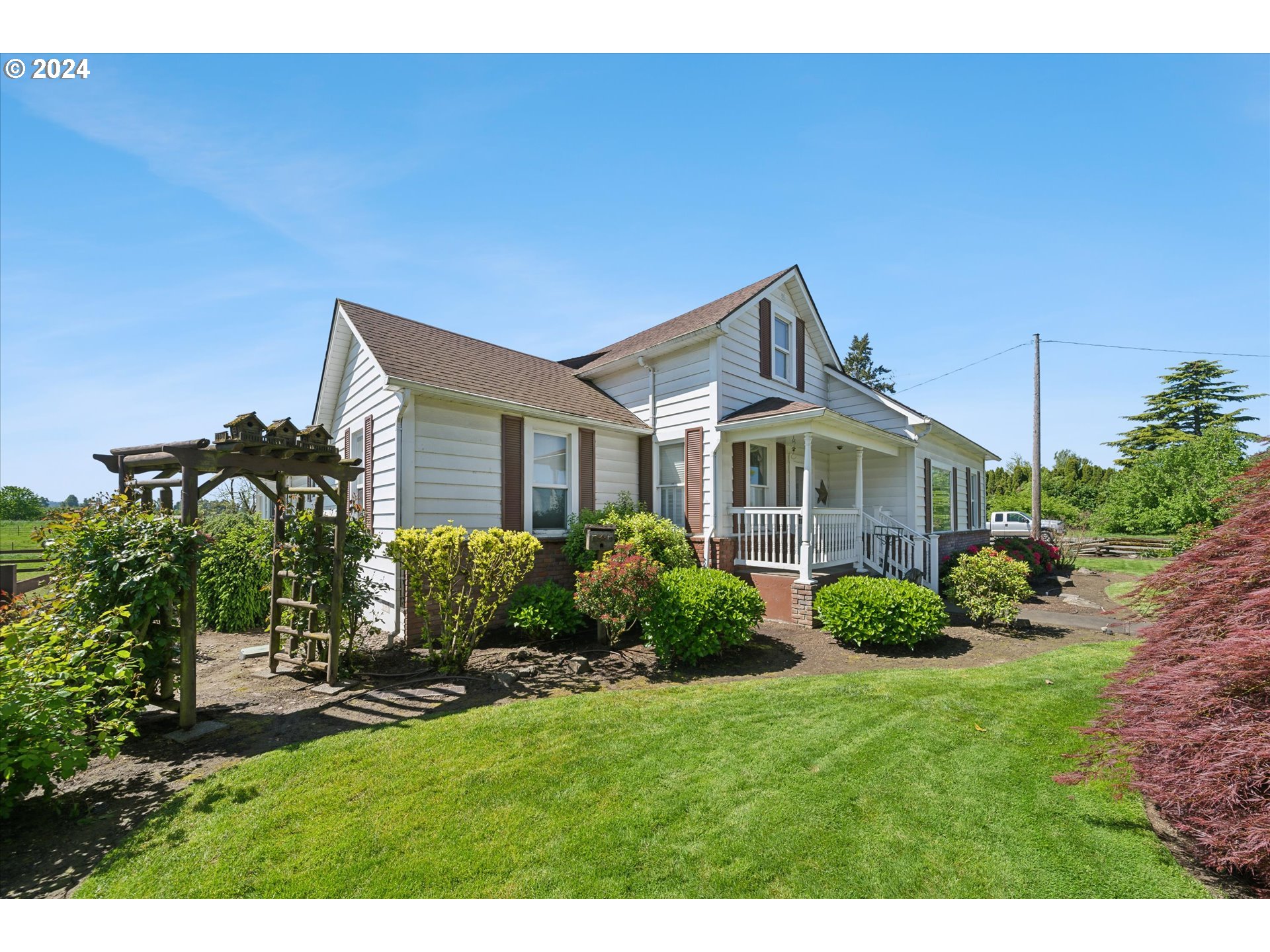 12996 Downs Road Northeast Mount Angel, OR 97362 - Photo 4 of 35 a front view of a house with a yard