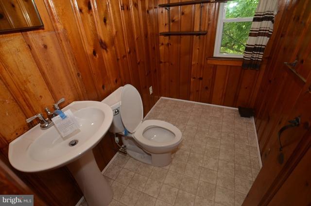 6511 Old Orchard Road Baltimore, MD 21239 - Photo 5 of 22 Bath hlaf