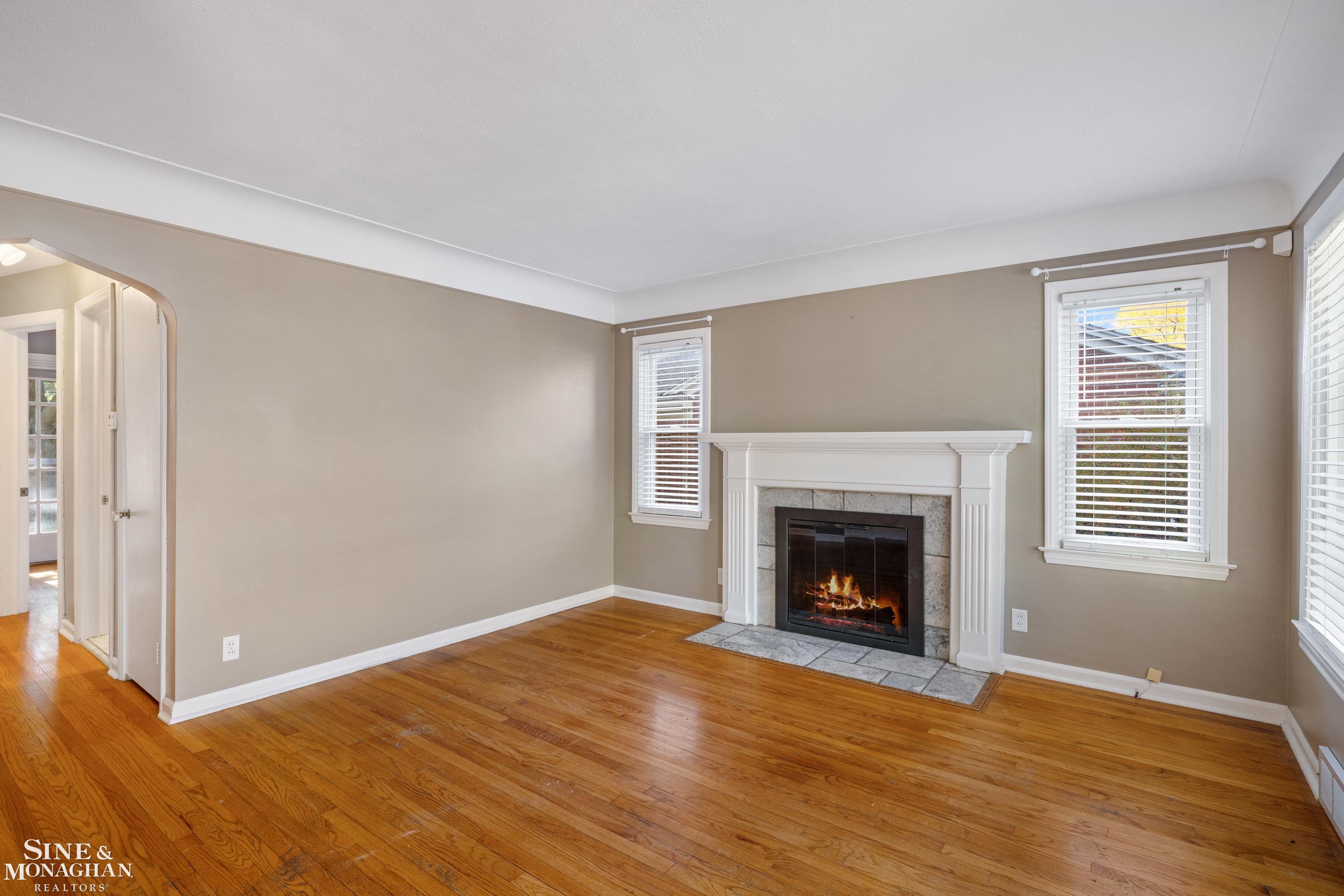 2073 Hampton Road Grosse Pointe Woods, MI 48236 - Photo 5 of 39