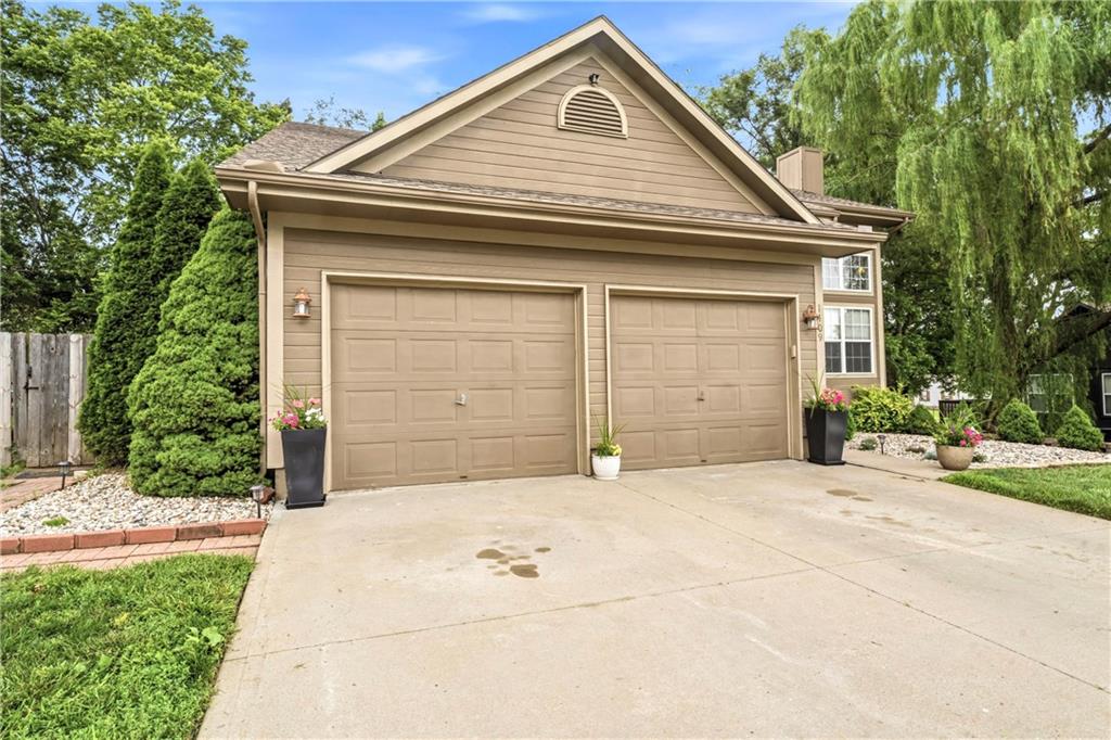 1409 Russell Road Pleasant Hill, MO 64080 - Photo 3 of 34