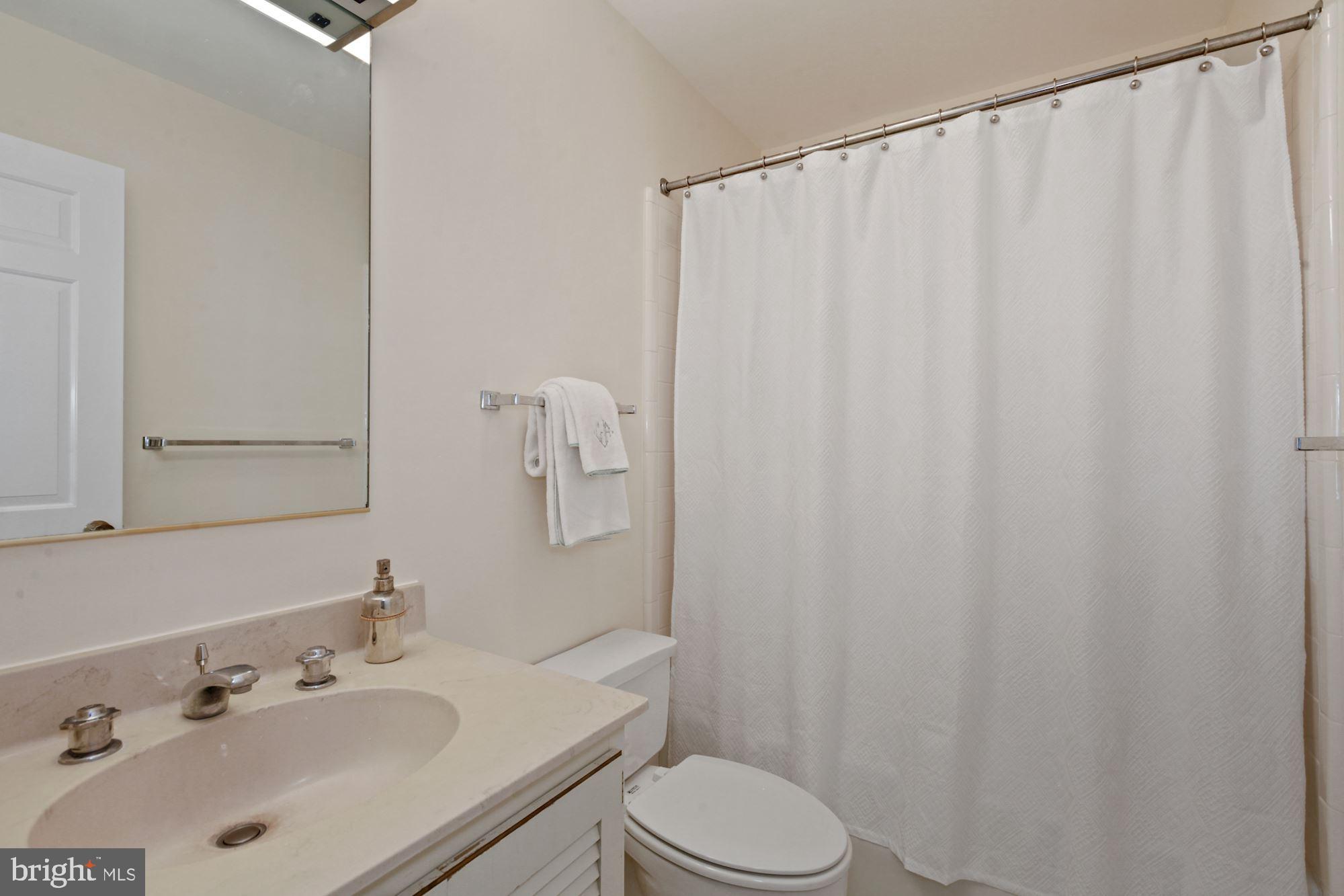 11009 Cripplegate Road Potomac, MD 20854 - Photo 11 of 18 Hall Full bath