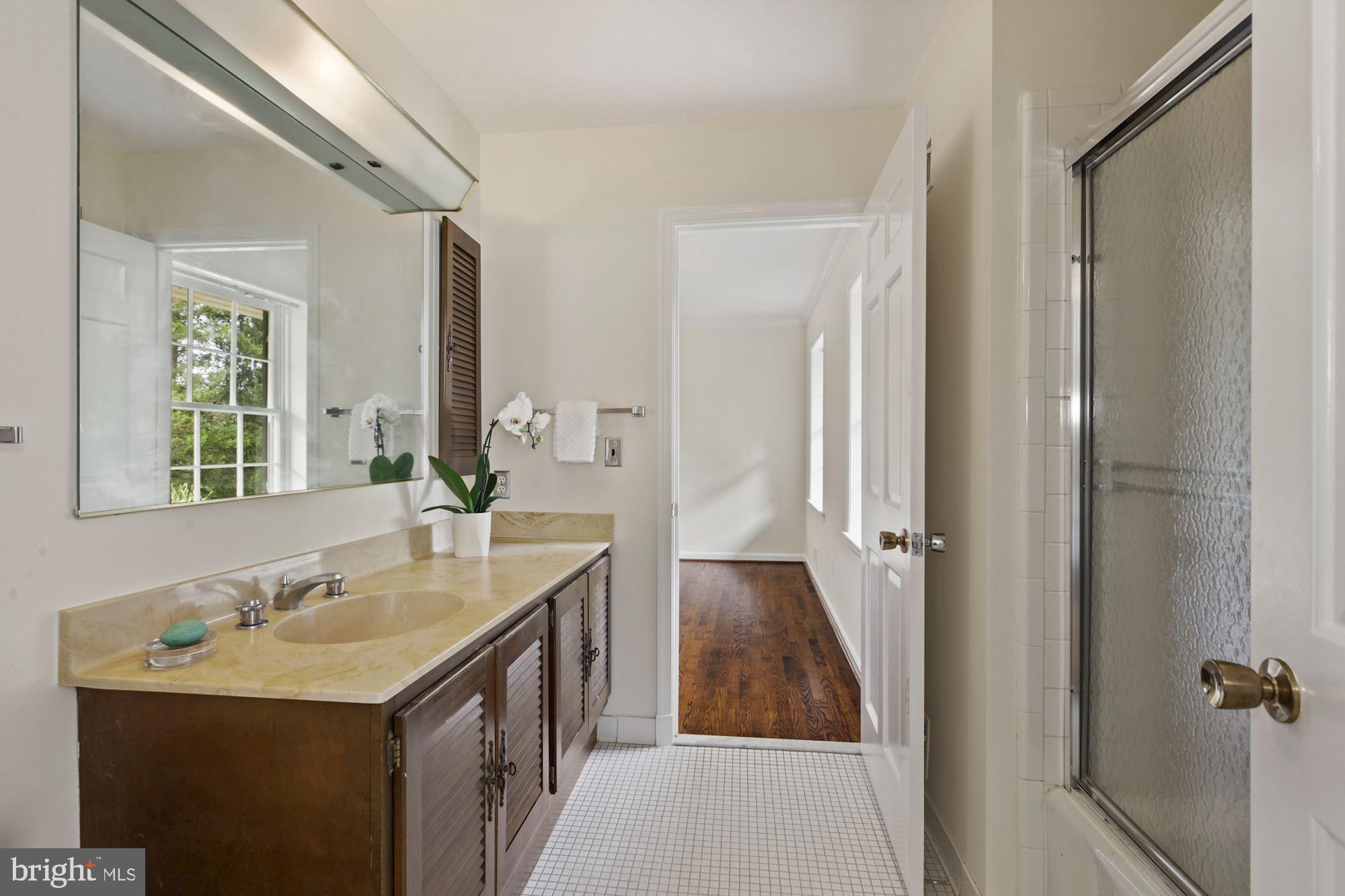 11009 Cripplegate Road Potomac, MD 20854 - Photo 12 of 18 Jack & Jill Full Bath