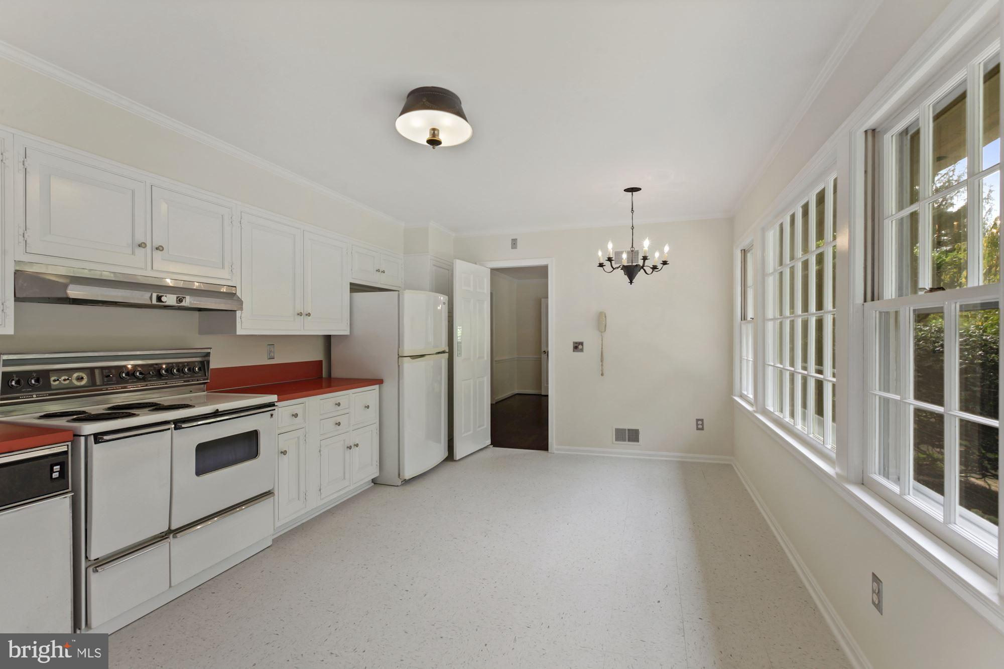 11009 Cripplegate Road Potomac, MD 20854 - Photo 7 of 18 Table space Kitchen