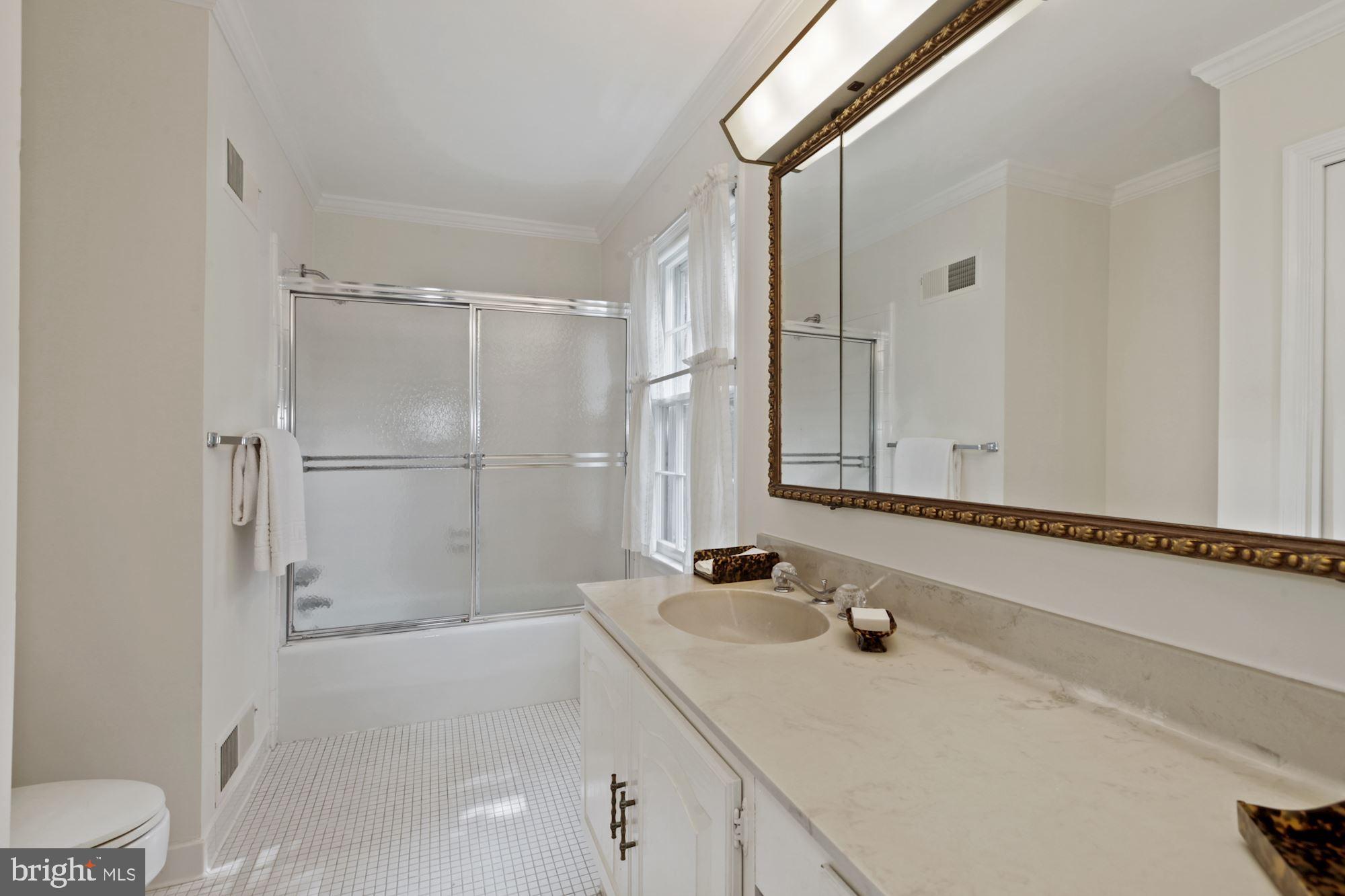 11009 Cripplegate Road Potomac, MD 20854 - Photo 9 of 18 Owners Full Bath