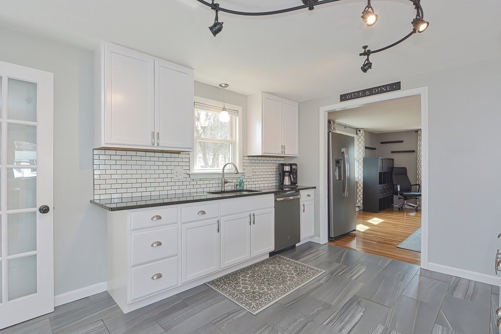 4 Superior Drive Hudson, MA 01749 - Photo 7 of 37