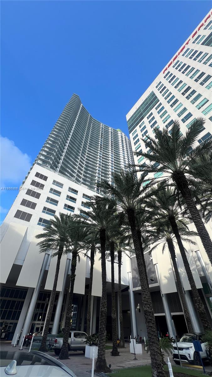 185 Southwest 7th Street, Unit 2202 Miami, FL 33130 - Photo 23 of 36 a view of a building with street