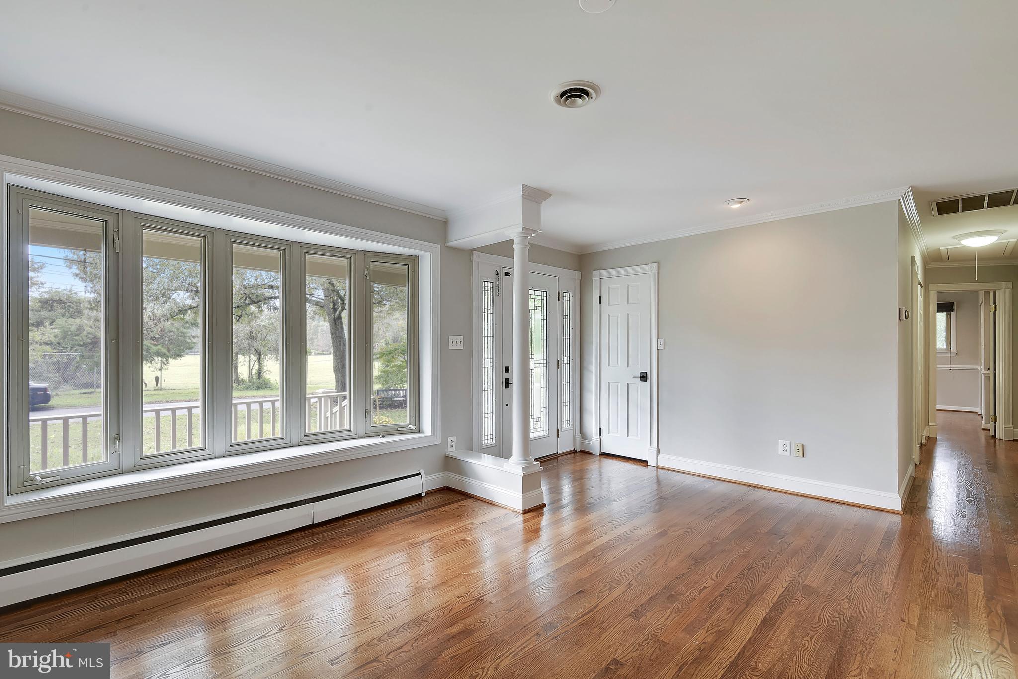 8915 Fort Hunt Road Alexandria, VA 22308 - Photo 3 of 30 Living Room
