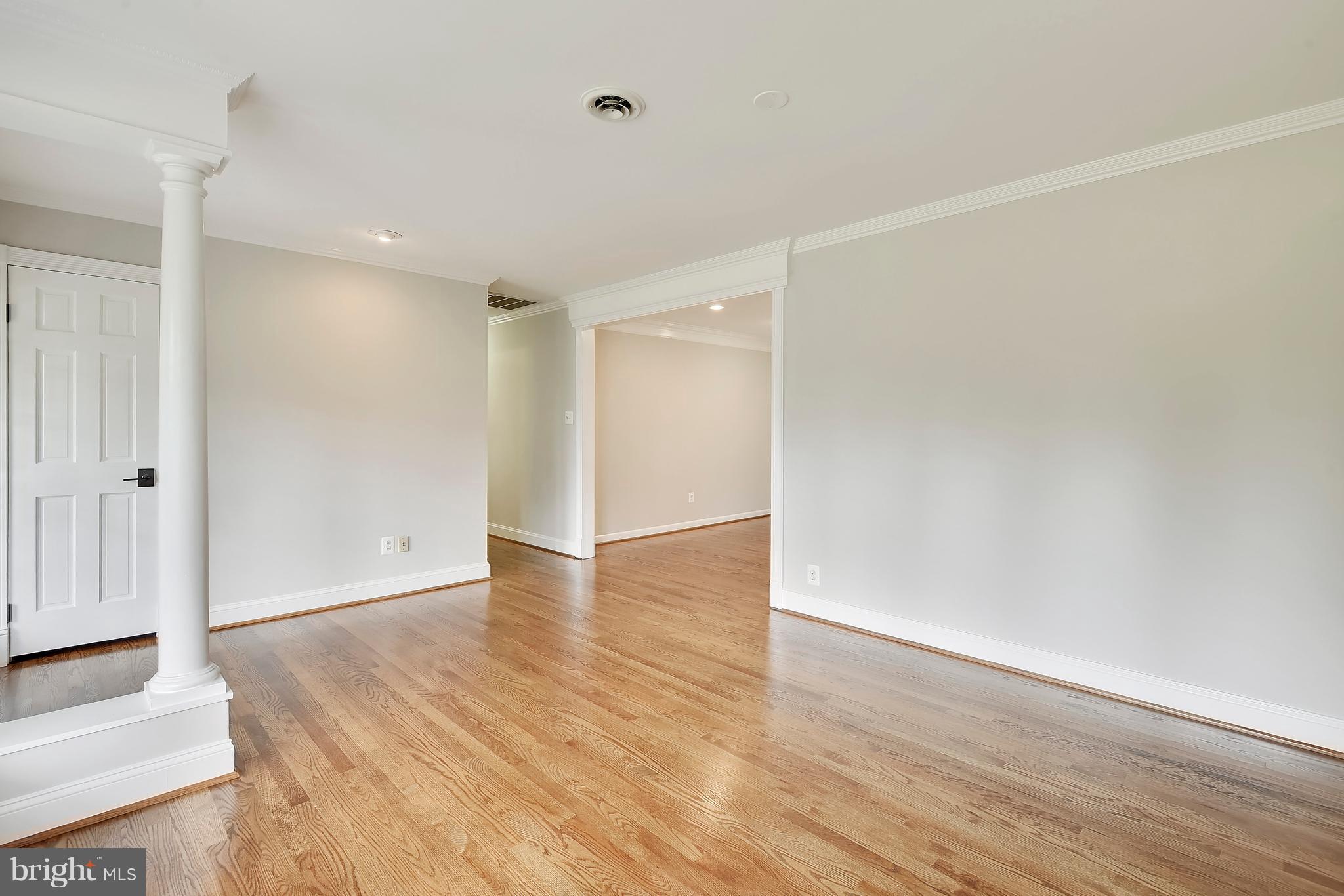 8915 Fort Hunt Road Alexandria, VA 22308 - Photo 4 of 30 Living Room
