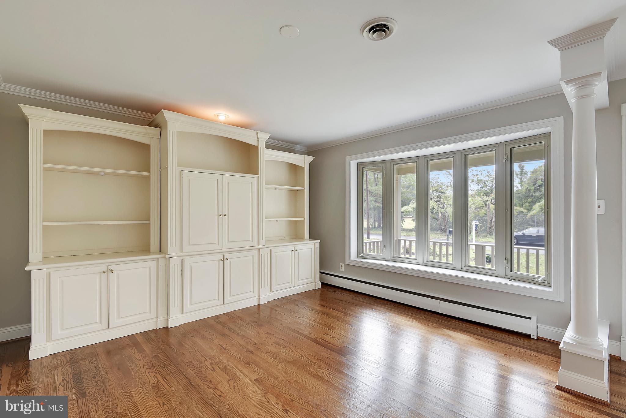 8915 Fort Hunt Road Alexandria, VA 22308 - Photo 5 of 30 Living Room