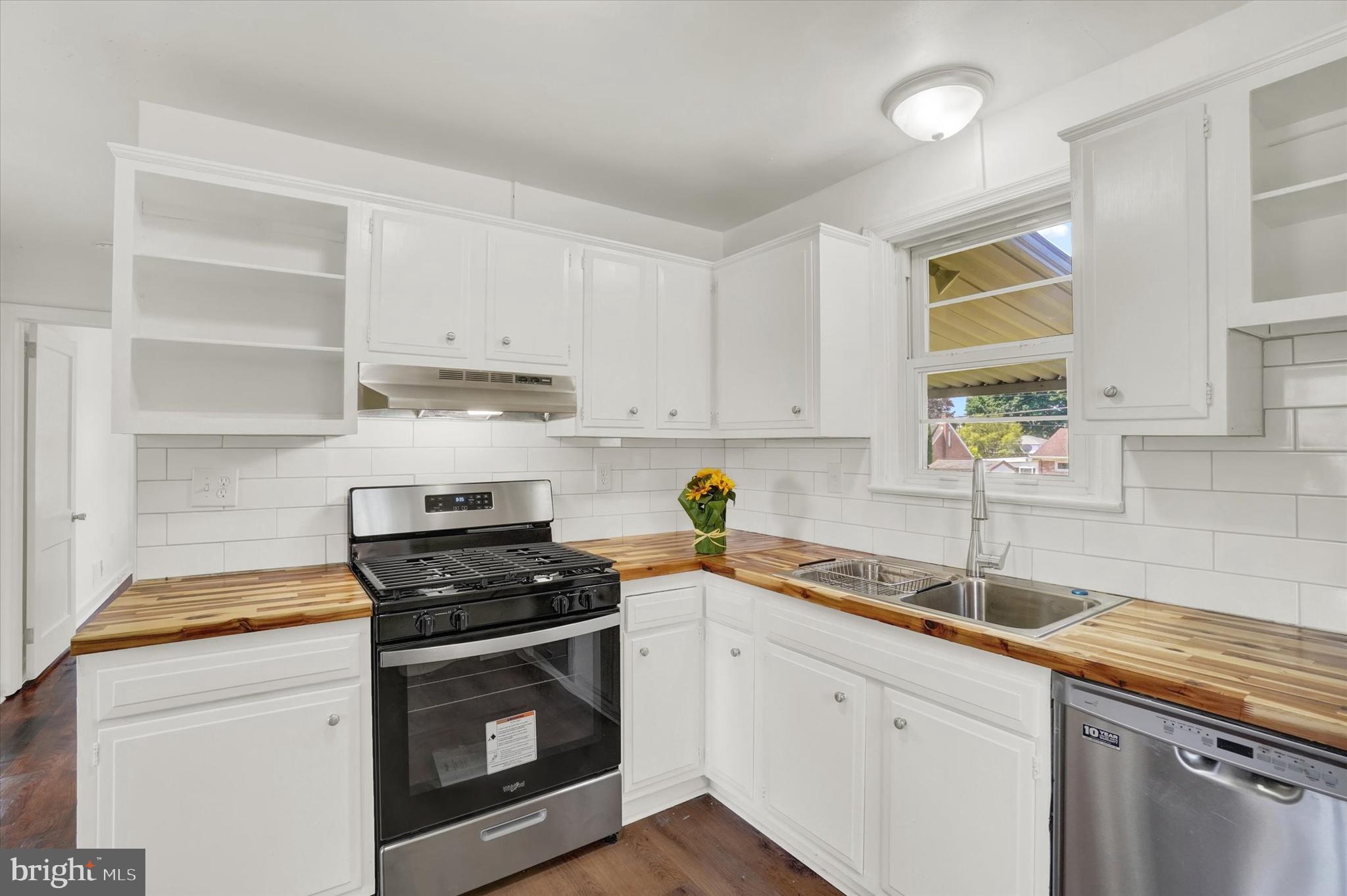 304 Greystone Road York, PA 17402 - Photo 12 of 28 Gallery Image 12