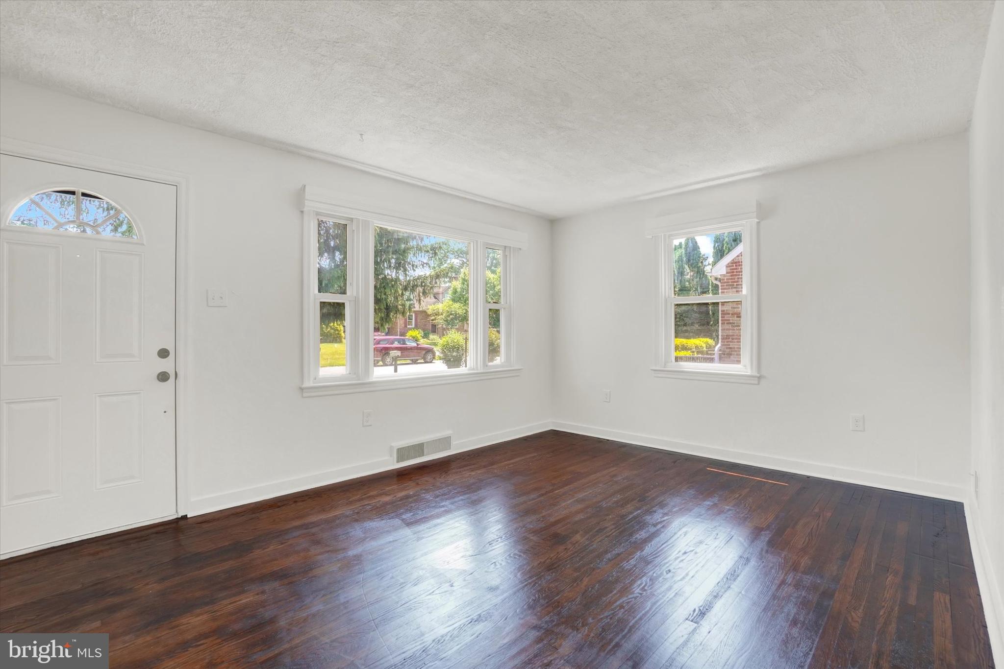 304 Greystone Road York, PA 17402 - Photo 7 of 28 Gallery Image 7