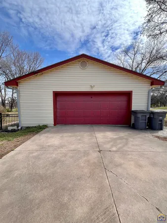$297,500 | 2152 Morningside Drive, Emporia, KS 66801