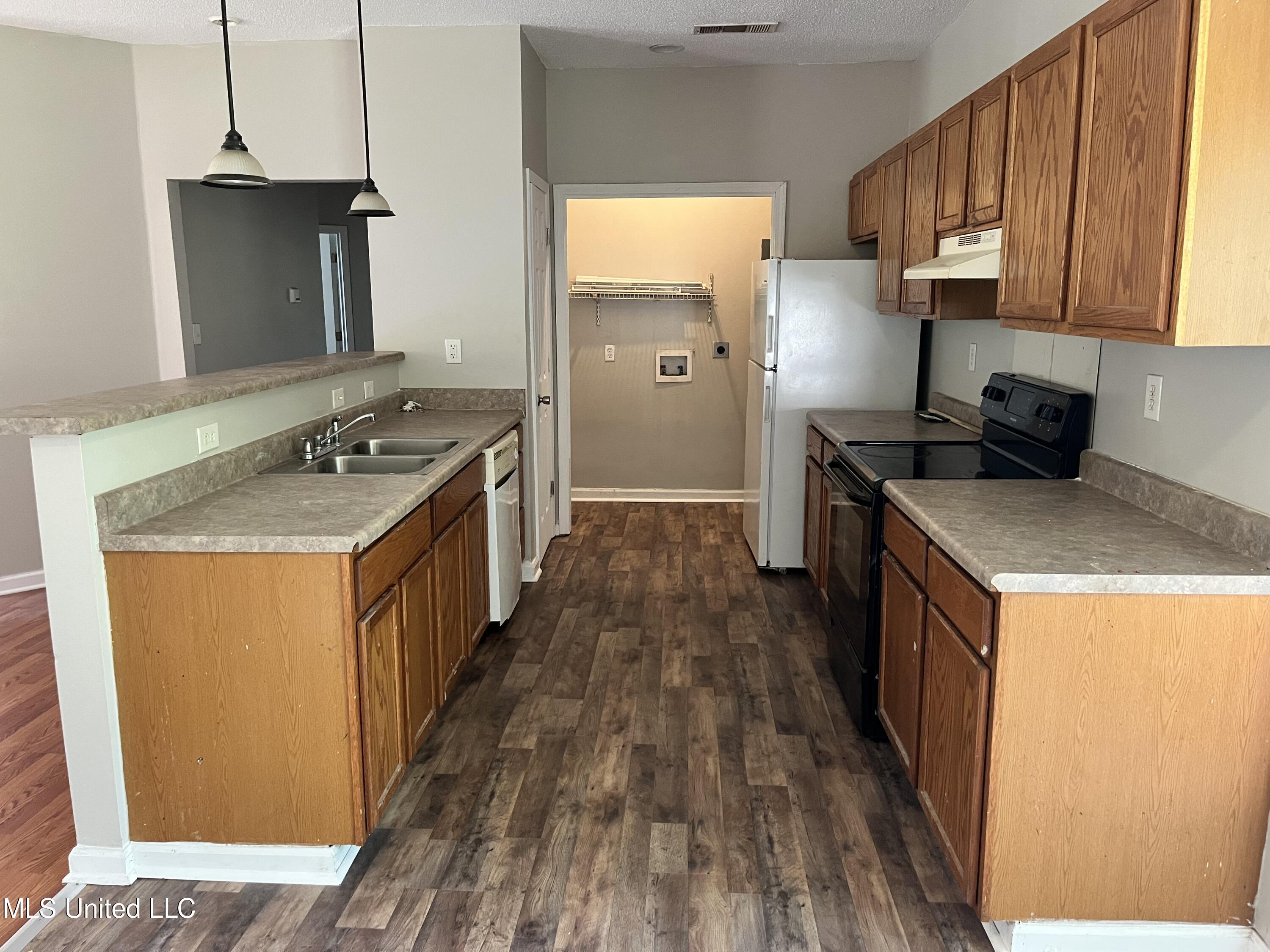 2032 Laurelglen Road Gautier, MS 39553 - Photo 5 of 12 93F7803E-9E4B-4257-9450-826EE0709D81