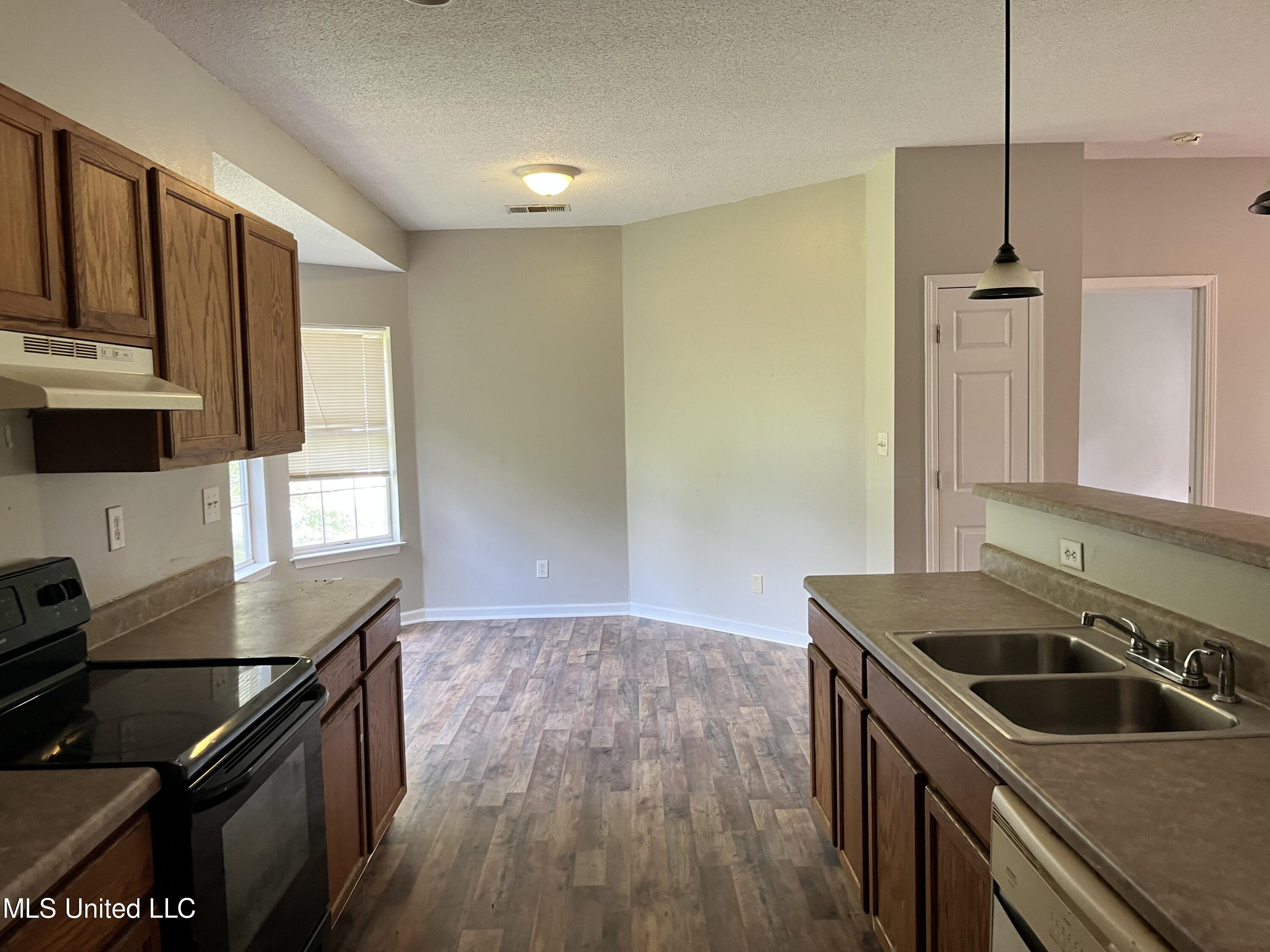 2032 Laurelglen Road Gautier, MS 39553 - Photo 6 of 12 837B12E3-18A7-4EF1-9C59-5677BD1E574E