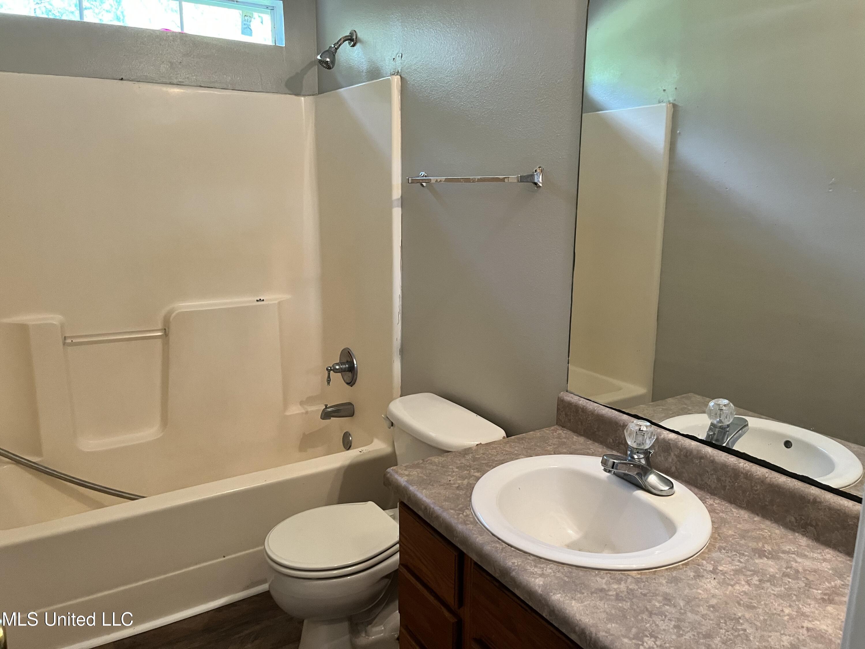 2032 Laurelglen Road Gautier, MS 39553 - Photo 10 of 12 CA255903-4C15-4134-B2E8-22B900F39E34