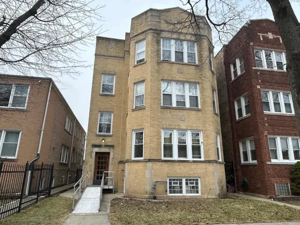 $2,300 | 6332 North Francisco Avenue, Unit 2, Chicago, IL 60659