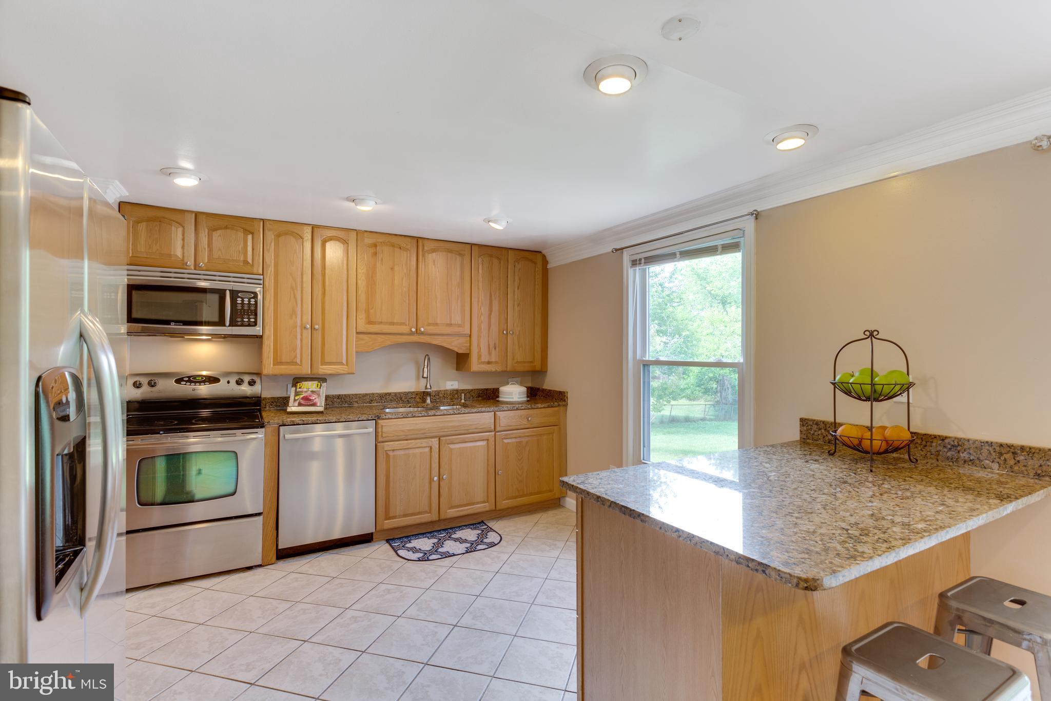 9010 Ridge Drive Fort Washington, MD 20744 - Photo 5 of 35 Eat-in Kitchen with breakfast bar