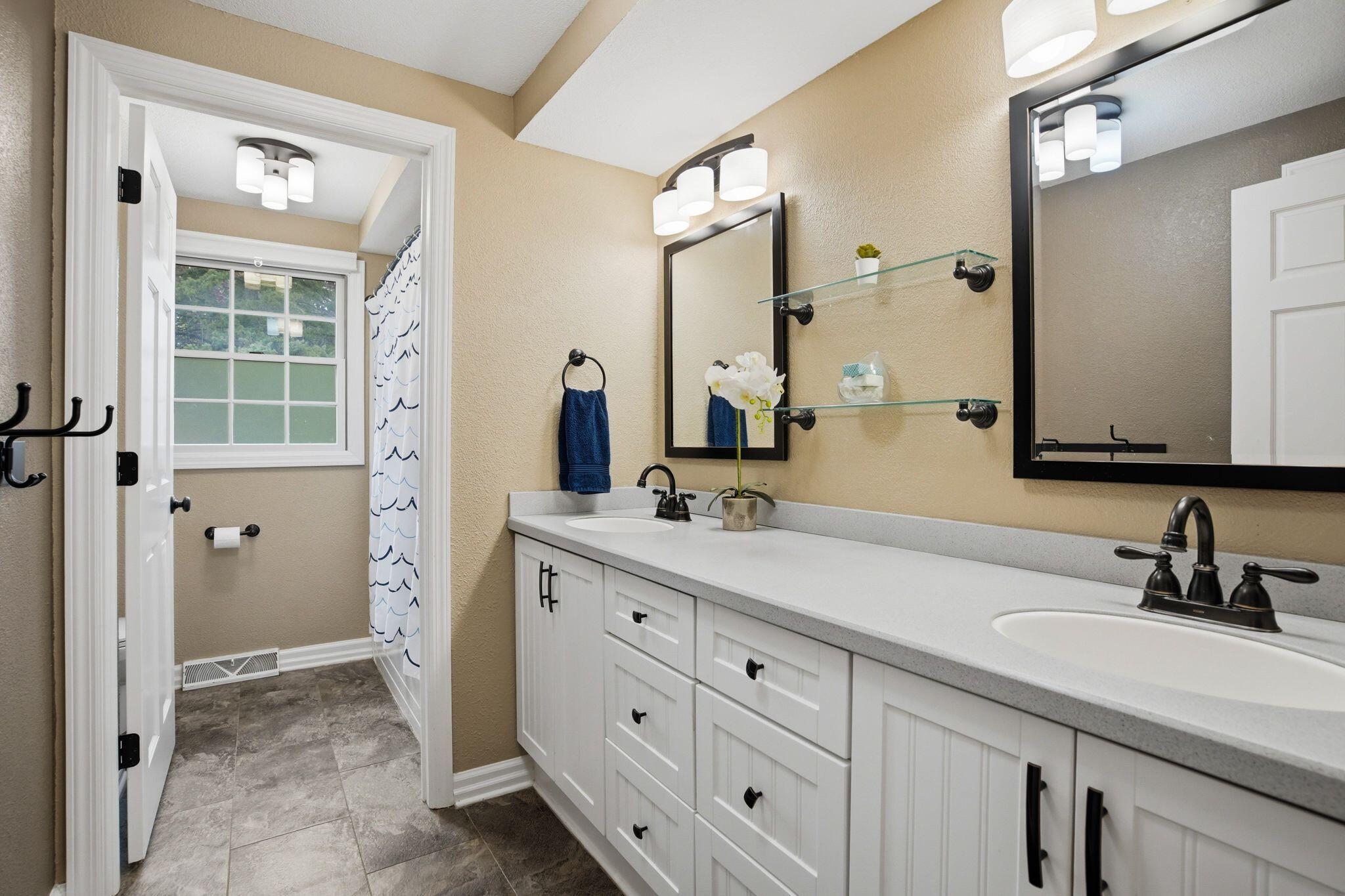 3941 South Brook Road Caledonia, WI 53126 - Photo 25 of 50 Full Bathroom - Upper