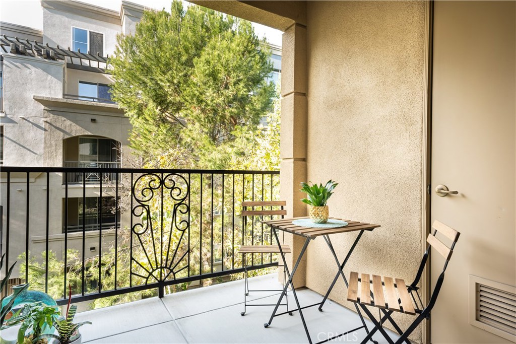 3311 Watermarke Place Irvine, CA 92612 - Photo 10 of 33 a view of a chairs and table in the patio