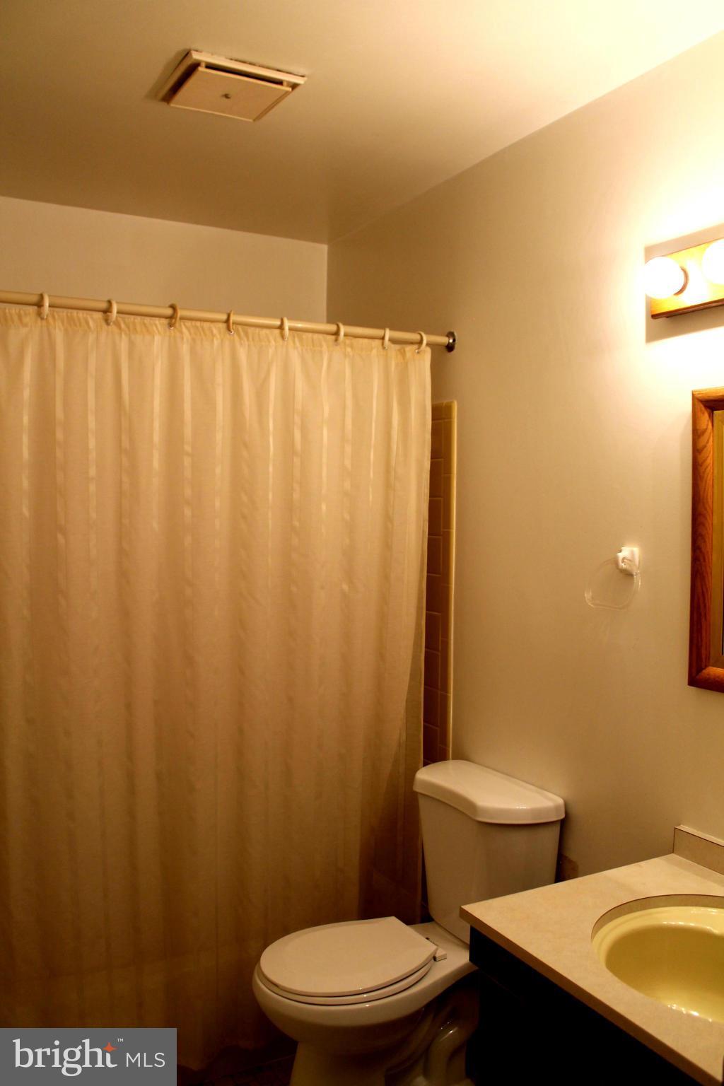11312 Links Court Reston, VA 20190 - Photo 21 of 29 Bath