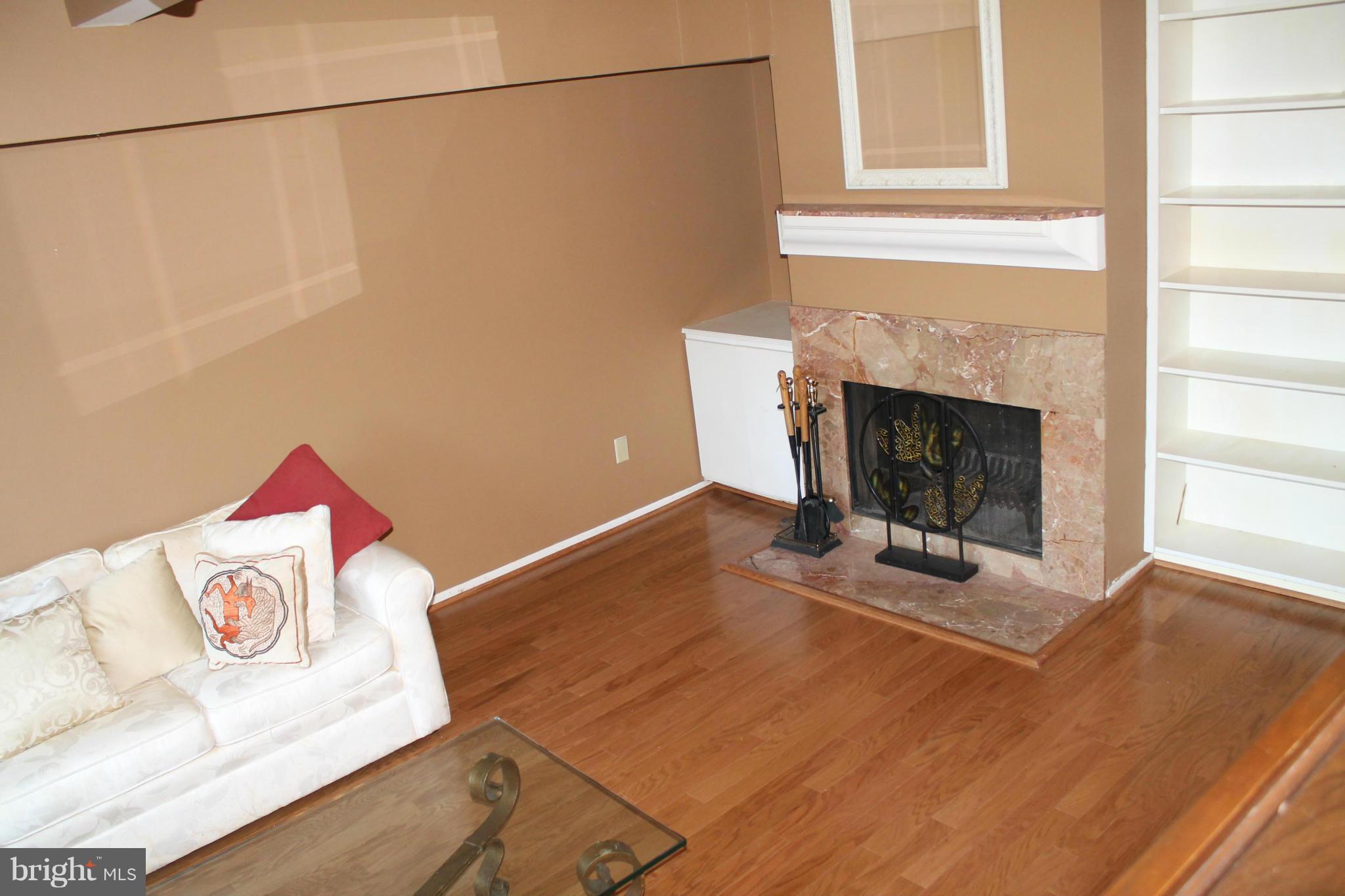 11312 Links Court Reston, VA 20190 - Photo 10 of 29 Living Room