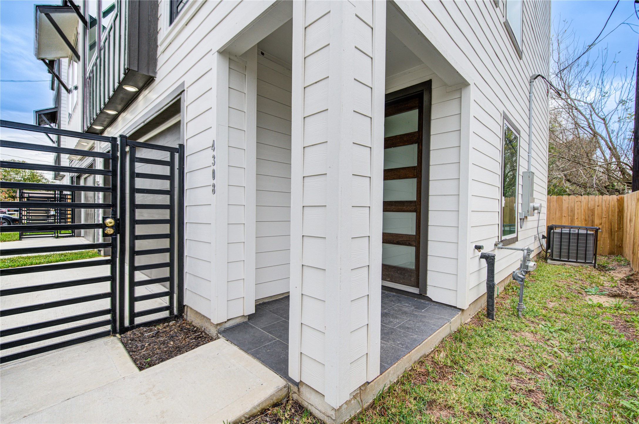 4308 Alice Street Houston, TX 77021 - Photo 4 of 25 a view of front door and porch