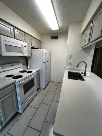 $895 | 5750 Phoenix Drive, Unit 19, Dallas, TX 75231