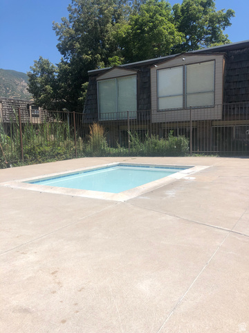88 West 50 South, Unit B5 Centerville, UT 84014 - Photo 29 of 33 View of hot tub