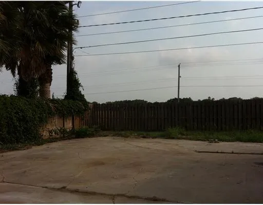 a view of a back yard