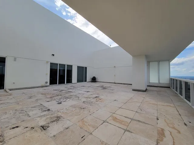 a view of a big room with closet and windows