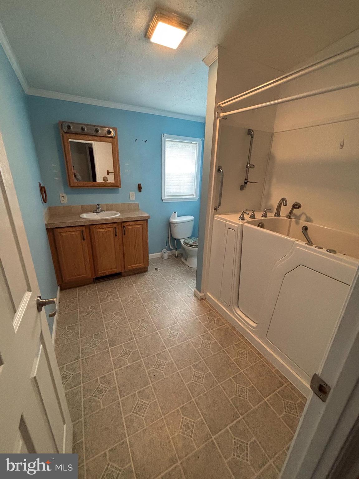 511 Sykesville Road, Unit 16 Wrightstown, NJ 08562 - Photo 7 of 12 a room with a furniture and a window