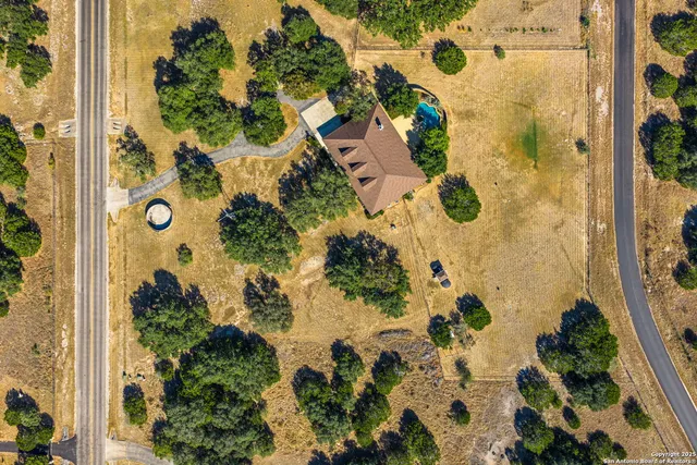 a view of a sign board with yard