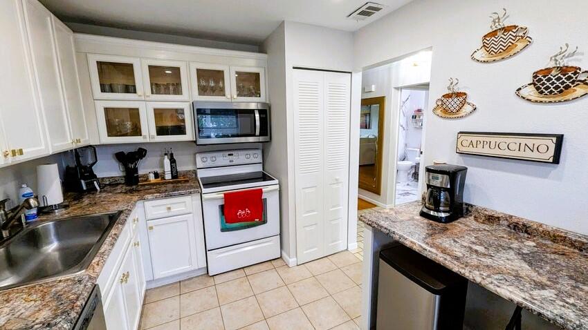 21362 Juego Circle, Unit 33F Boca Raton, FL 33433 - Photo 5 of 41 SPACIOUS KITCHEN