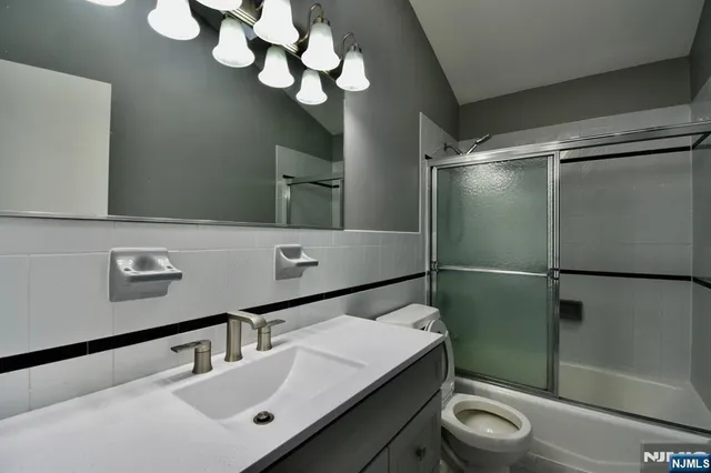 $4,650 | 2482 5th Street, Unit A, Fort Lee, NJ 07024