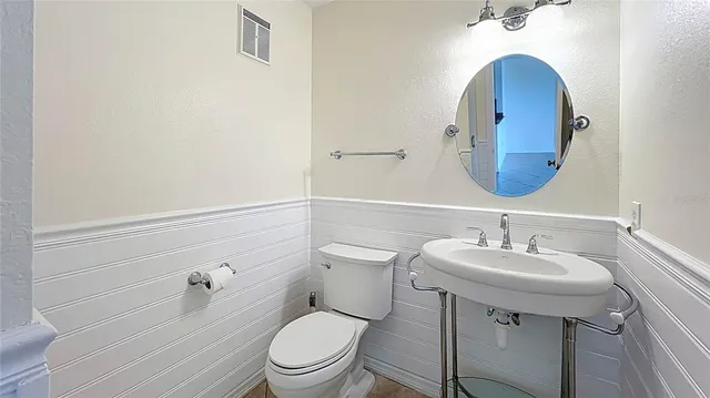 a street sign sitting on a wall