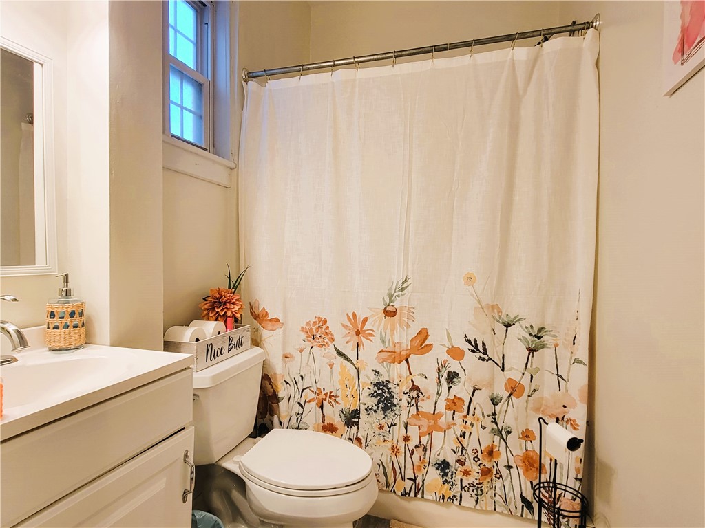 102 Broadway, Unit 2B Newport, RI 02840 - Photo 15 of 16 2nd full bathroom with shower/tub
