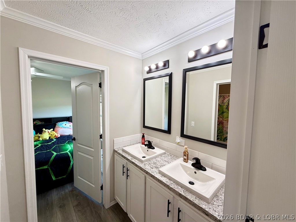 3182 Big Buffalo Road Stover, MO 65078 - Photo 25 of 59 Jack and Jill bathroom