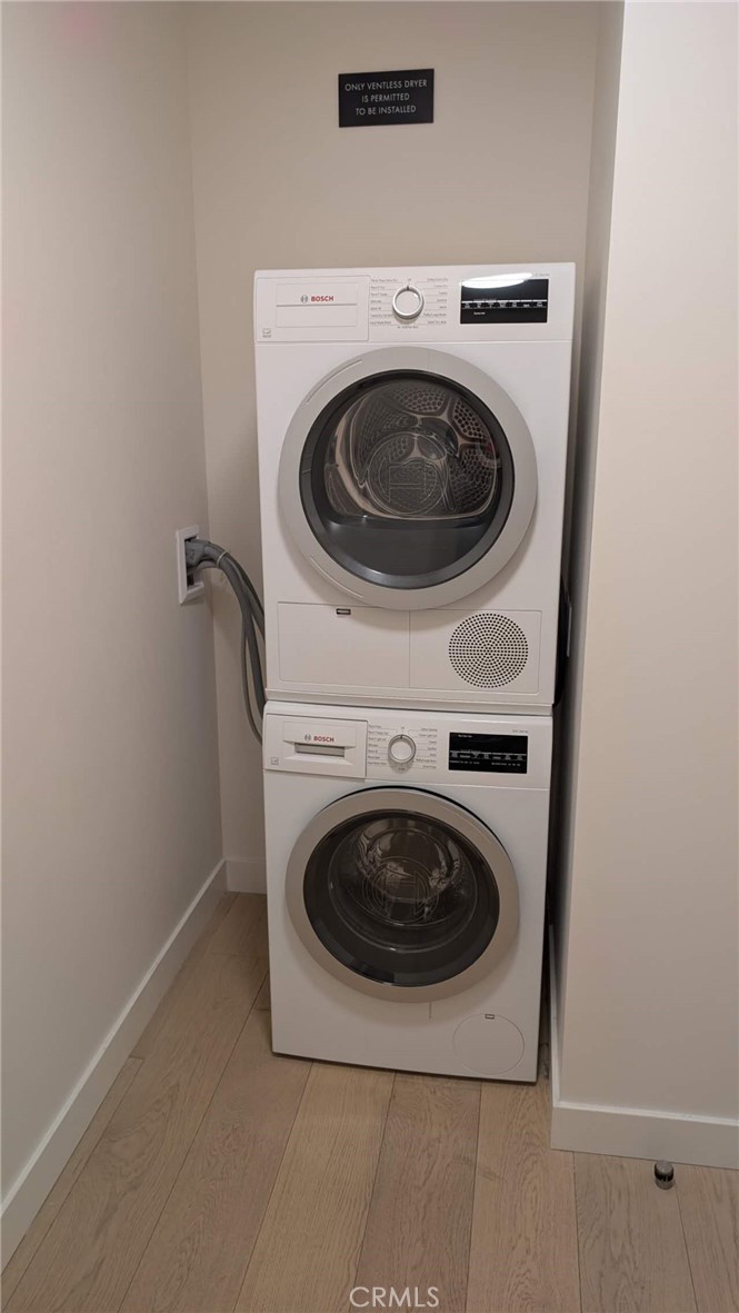 400 South Broadway, Unit 922 Los Angeles, CA 90013 - Photo 12 of 12 a utility room with dryer and washer