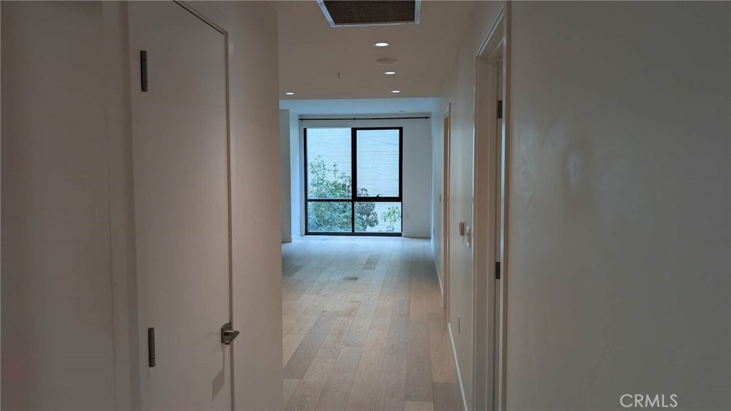 400 South Broadway, Unit 922 Los Angeles, CA 90013 - Photo 3 of 12 a view of a hallway with wooden floor and a window