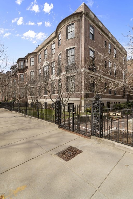 388 Beacon Street, Unit 3 Boston, MA 02116 - Photo 1 of 29 a front view of a building