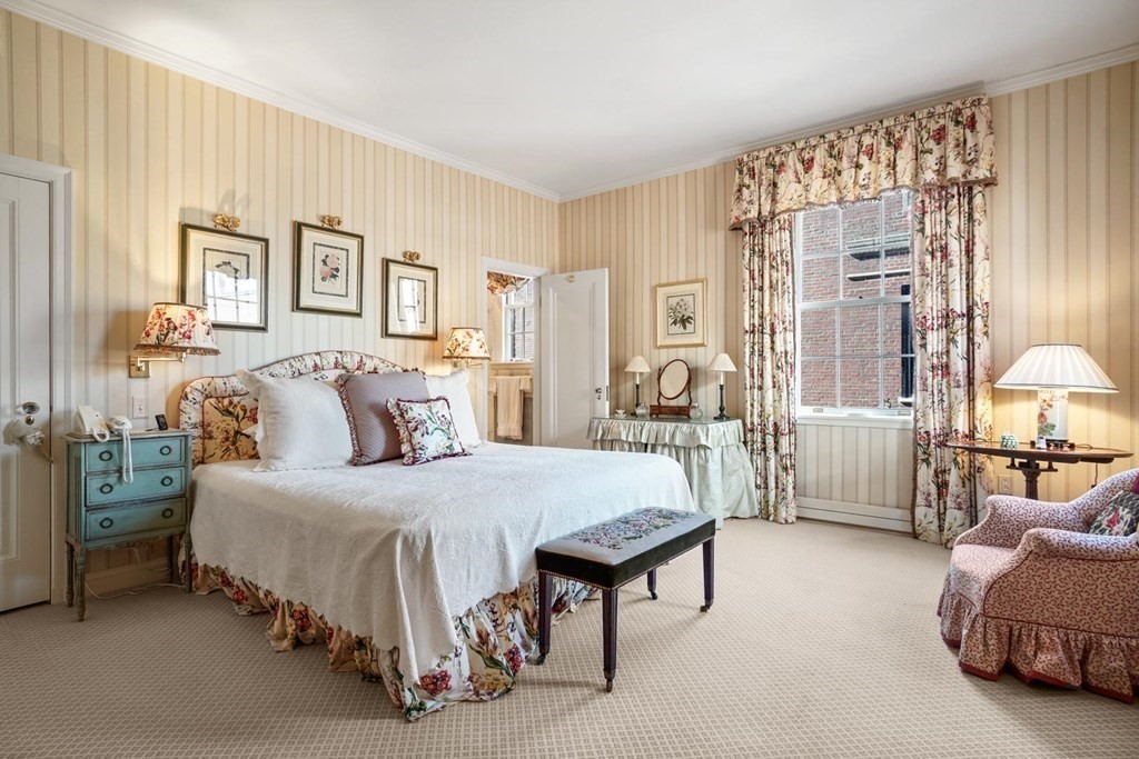 388 Beacon Street, Unit 3 Boston, MA 02116 - Photo 18 of 29 a bedroom with a bed and a couch
