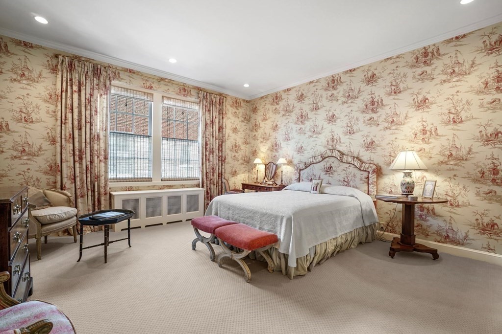 388 Beacon Street, Unit 3 Boston, MA 02116 - Photo 21 of 29 a spacious bedroom with a bed and a couch