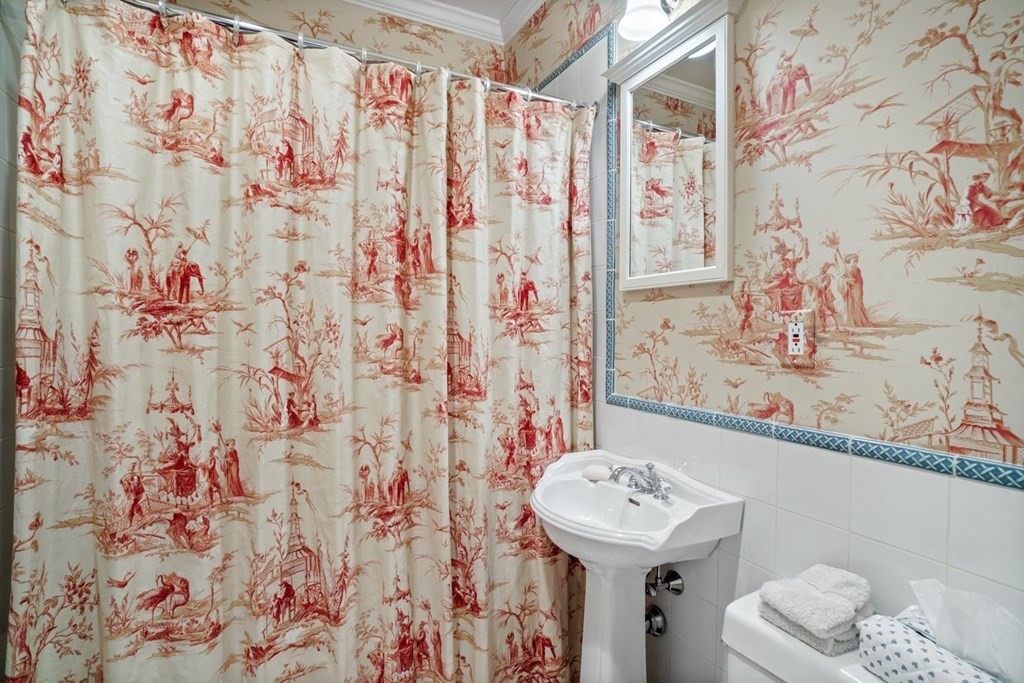 388 Beacon Street, Unit 3 Boston, MA 02116 - Photo 22 of 29 a bathroom with a sink toilet and shower curtain