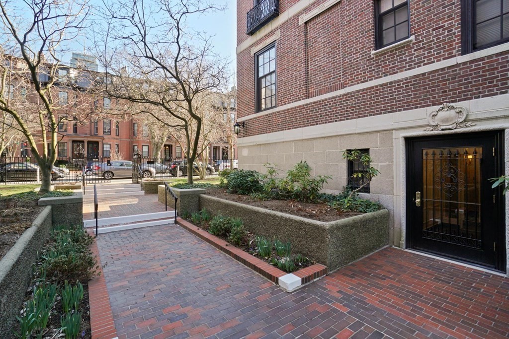 388 Beacon Street, Unit 3 Boston, MA 02116 - Photo 25 of 29 a view of a building with sitting area