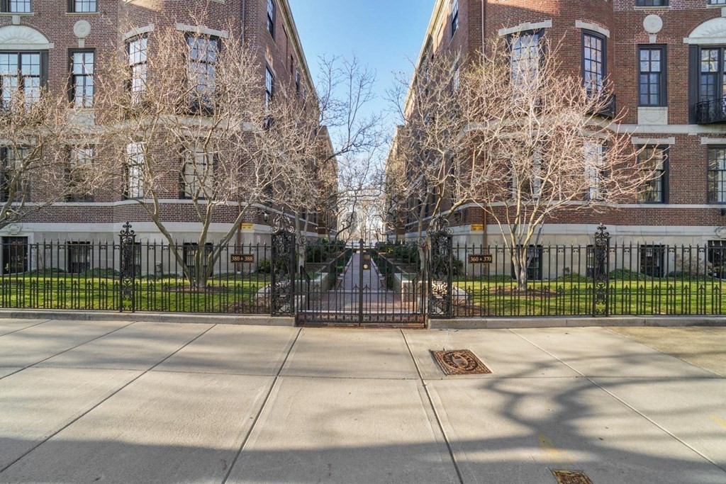 388 Beacon Street, Unit 3 Boston, MA 02116 - Photo 26 of 29 a view of a building with a street