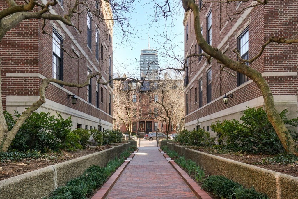 388 Beacon Street, Unit 3 Boston, MA 02116 - Photo 28 of 29 a view of a building with a yard